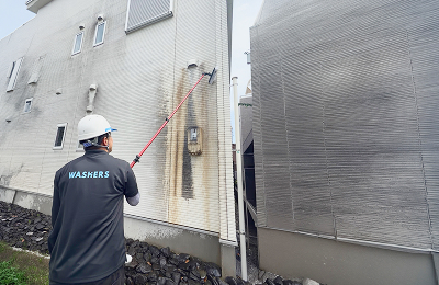 生活や営業への影響を抑える施工計画。足場を組まずに短期間で施工できるため、店舗や施設の稼働を妨げず、建物の使われ方を踏まえて効率的に掃除を行うウォッシャーズの工夫を紹介。