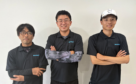 外壁洗浄専門店ウォッシャーズ長野のメインビジュアル。長野県の住まいを、外壁を傷めない方法で掃除するメッセージ。外壁診断士による専門家診断、無料洗浄テストでの汚れ落ち確認、100日保証の安心材料とともに、プロスタッフの誠実な施工風景を紹介する画像1枚目。