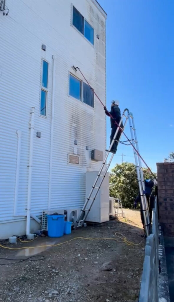 幸田町　築10年　3階建て住宅の外壁一面を洗浄！