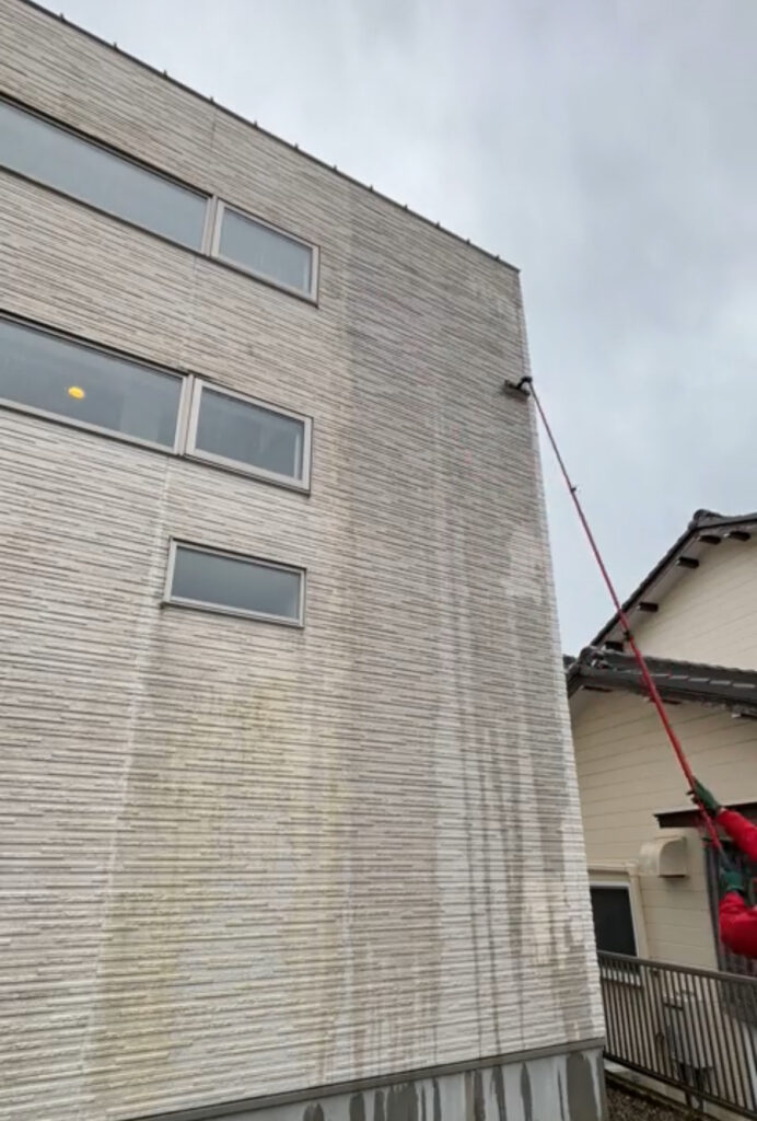 岐阜市　築11年　外壁2面を洗浄！