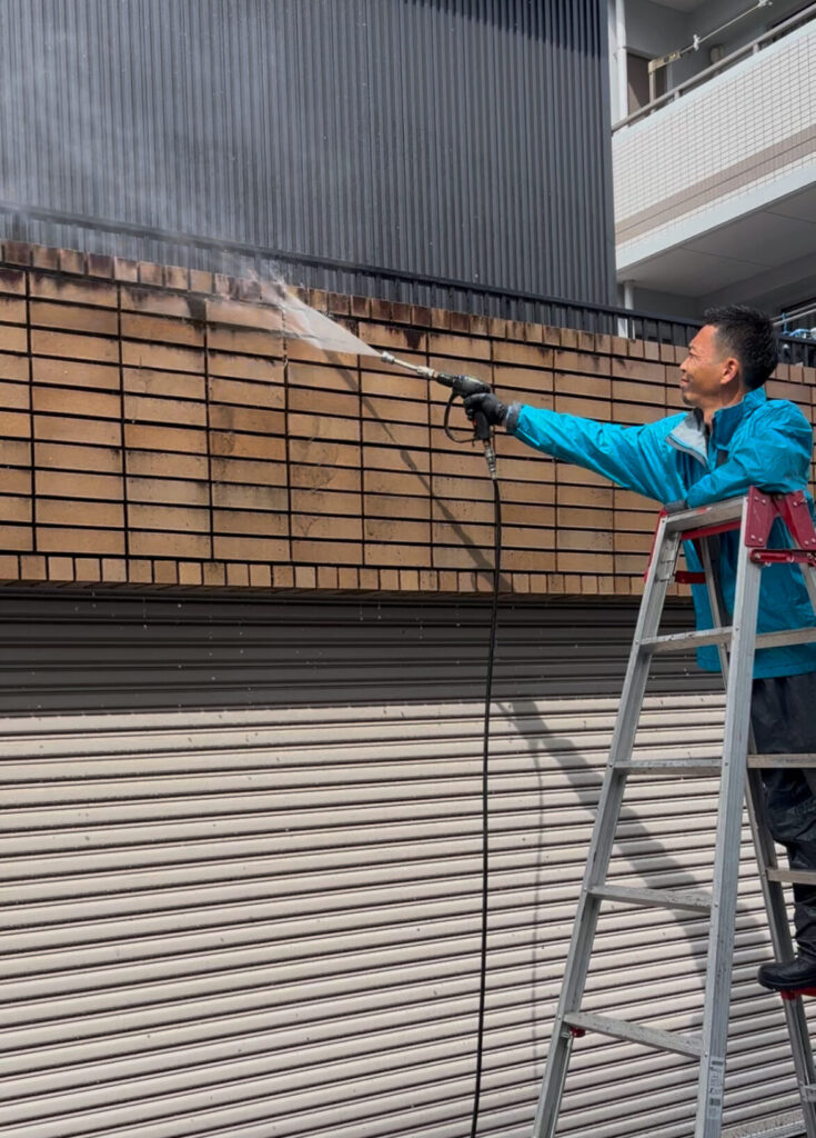 【名古屋市名東区】外構タイル洗浄|黒ずみ・コケを徹底除去!