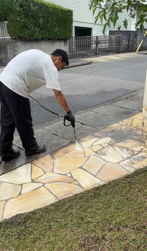 【名東区】アプローチ洗浄｜自分では落ちなかった汚れも業務用でスッキリ！