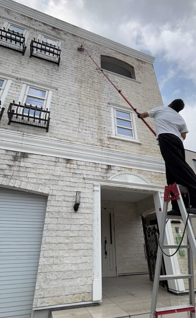 【豊田市】築11年・3階建て住宅の石材タイル外壁を洗浄｜高所の汚れもすっきり解決！