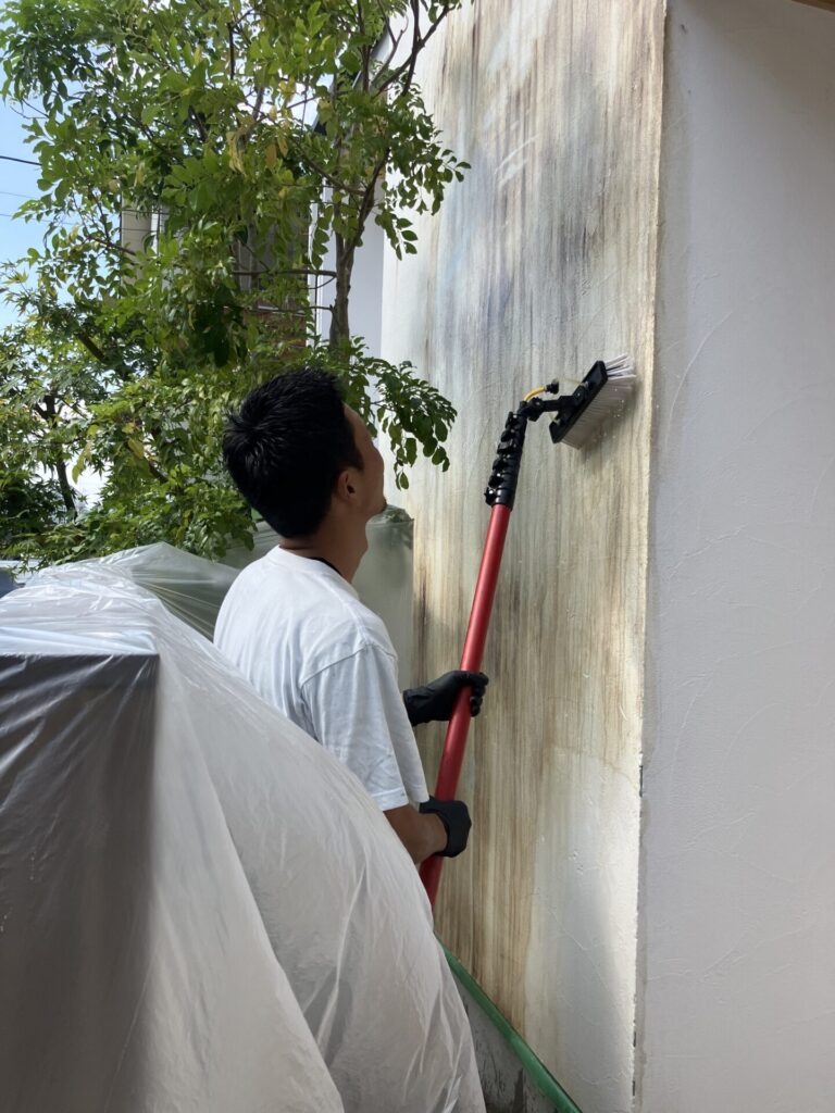 【岡崎市】築10年・ジョリパット外壁の洗浄|軒なし住宅で汚れやすい外壁もスッキリ!