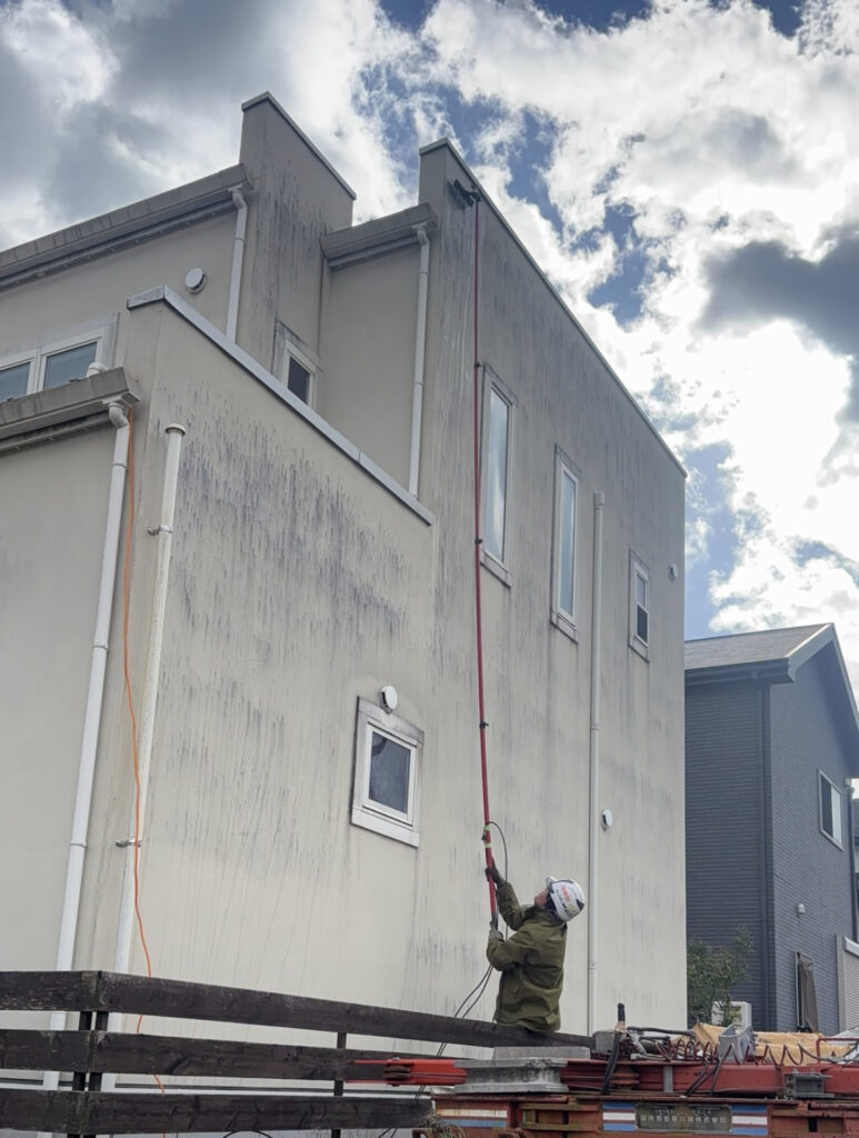 【瑞穂市】築13年・ジョリパット外壁洗浄｜他社で断られた汚れも薬剤洗浄で改善