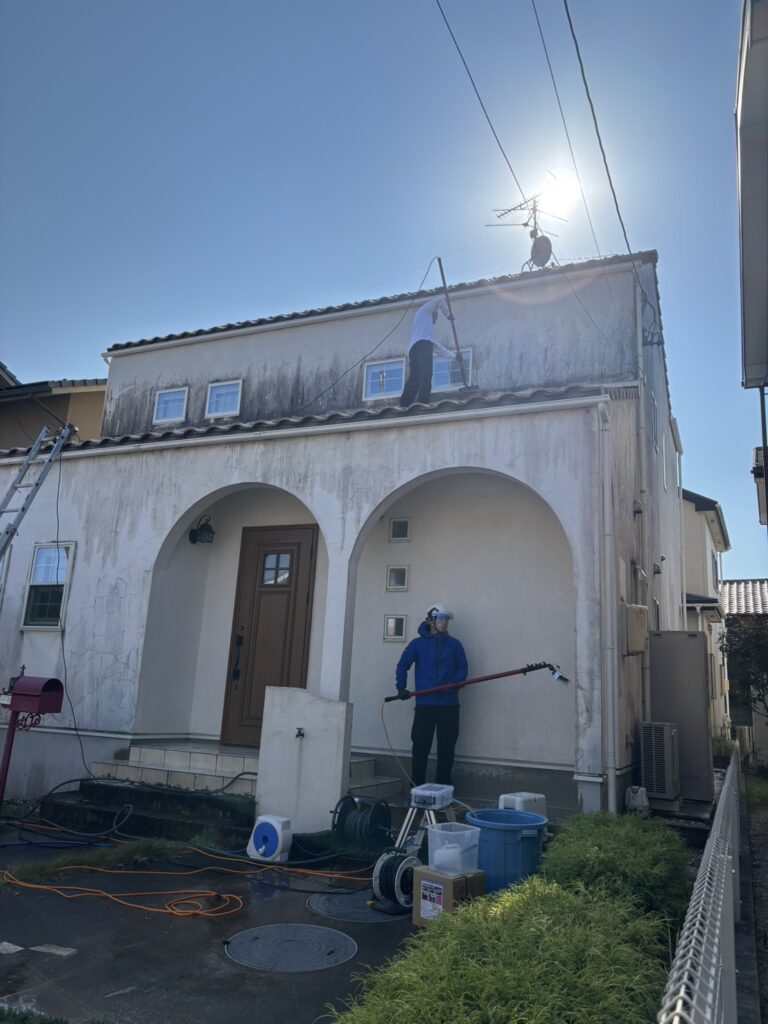 【江南市】築17年・スペイン漆喰の外壁を洗浄　“自分で外壁掃除”の限界を感じたお客様からのご依頼