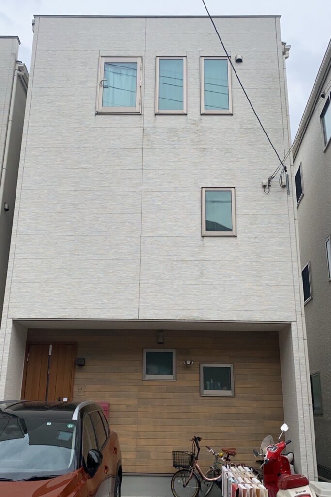 【福山市】築8年・外壁1面洗浄｜白いサイディングの汚れが気になりご依頼