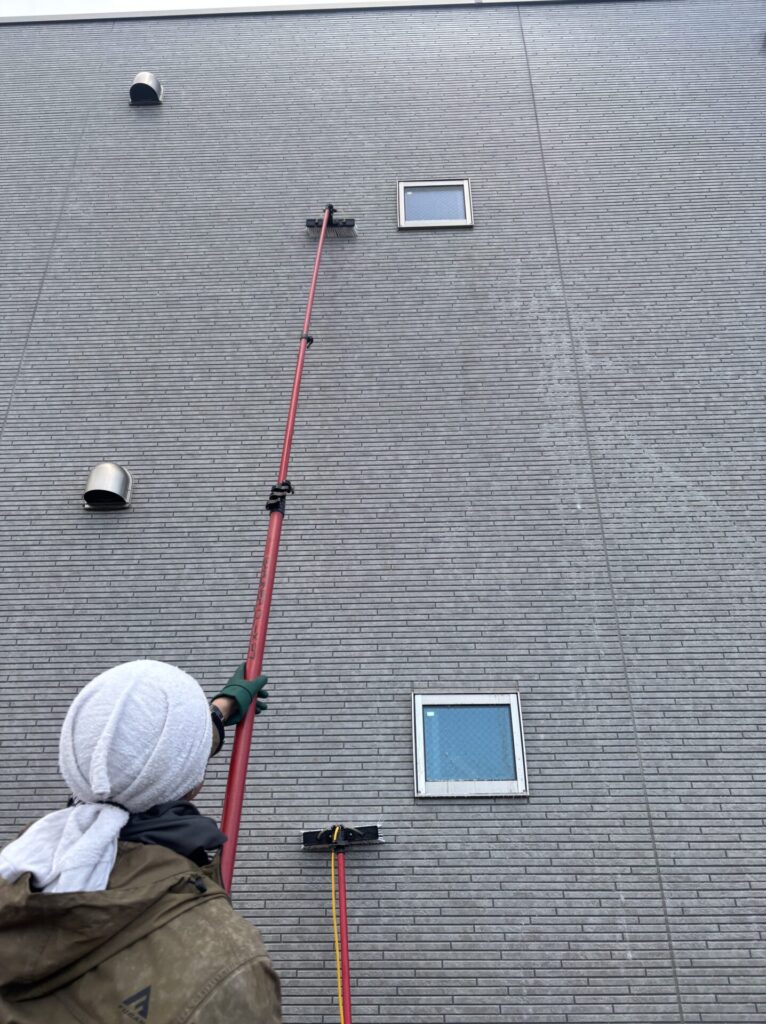 【一宮市】築9年・外壁1面洗浄|隣家解体で目立ち始めたコケ汚れを解消