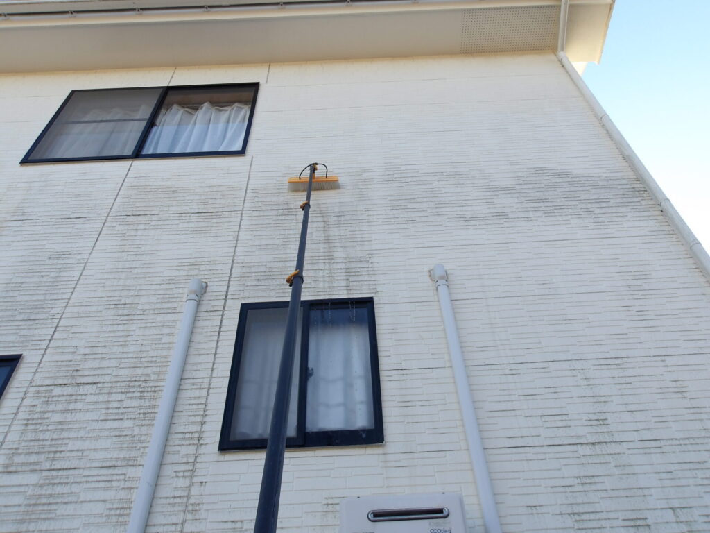 【茨城県牛久市】築26年・外壁北面1面洗浄|植栽に配慮しながら丁寧に施工