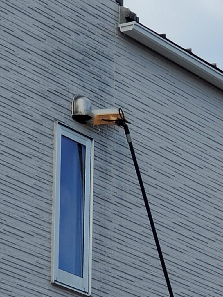 【茨城県稲敷郡阿見町うずら野】築10年・外壁1面洗浄｜換気扇まわりの黒ずみ汚れを改善