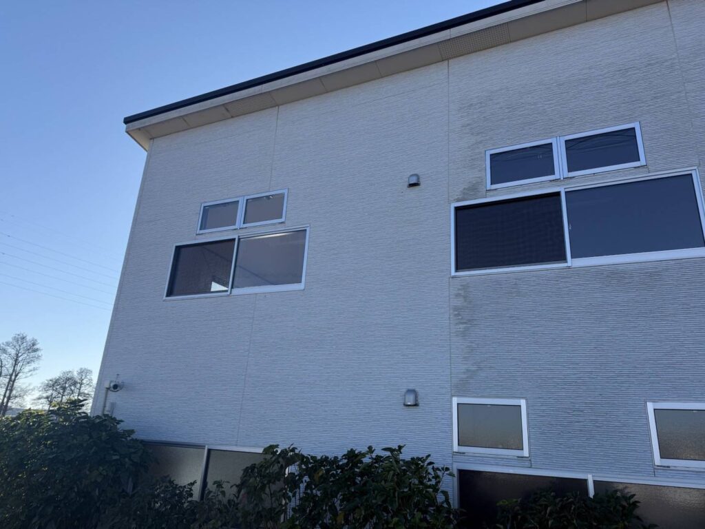 【埼玉県幸手市】築10年・外壁2面洗浄|交通量の多い立地で汚れやすい白い外壁を改善