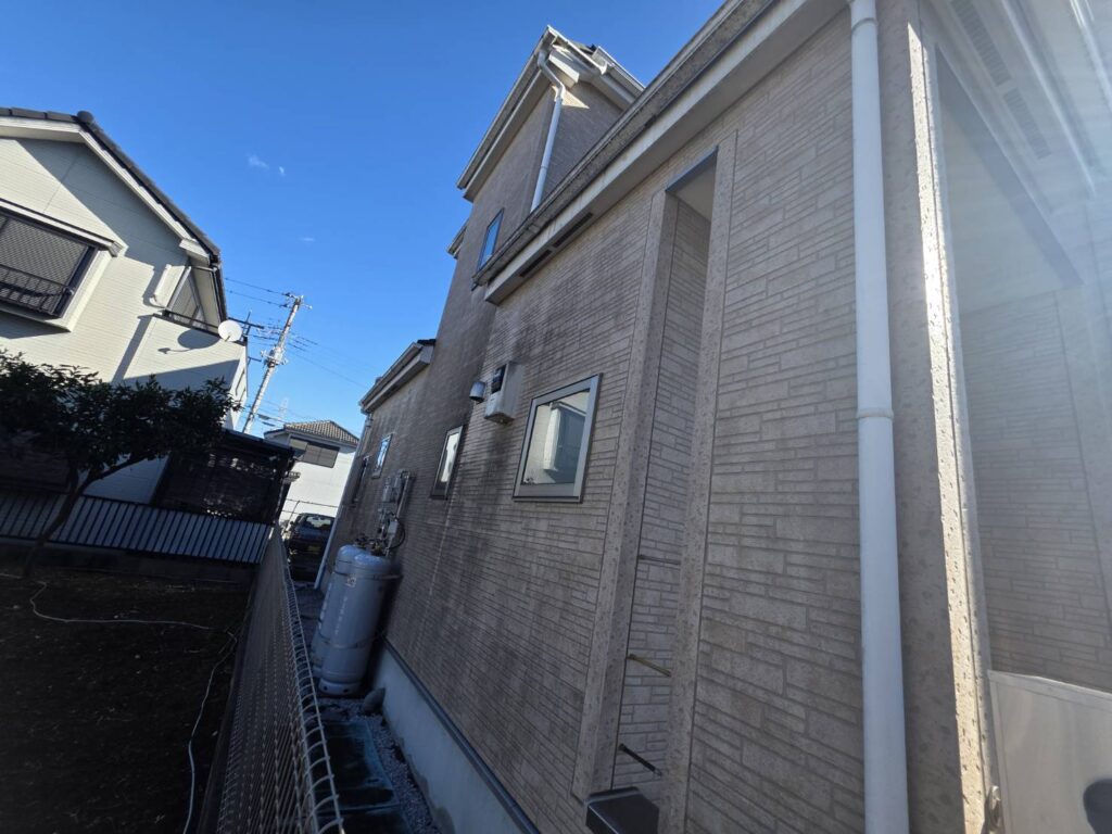 【埼玉県日高市】築10年・外壁2面洗浄｜畑に隣接し風通しの悪い立地で目立った汚れを改善