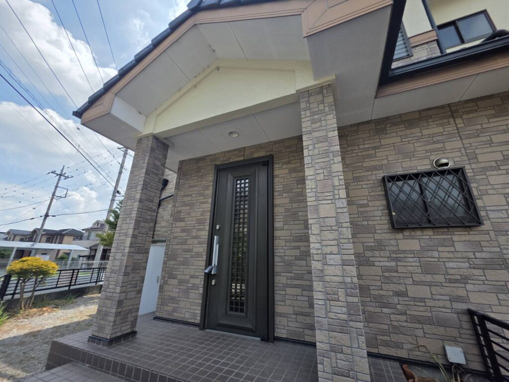 【埼玉県坂戸市】築25年・外壁4面洗浄＋駐車場土間・外塀洗浄｜家全体の印象をまとめて改善