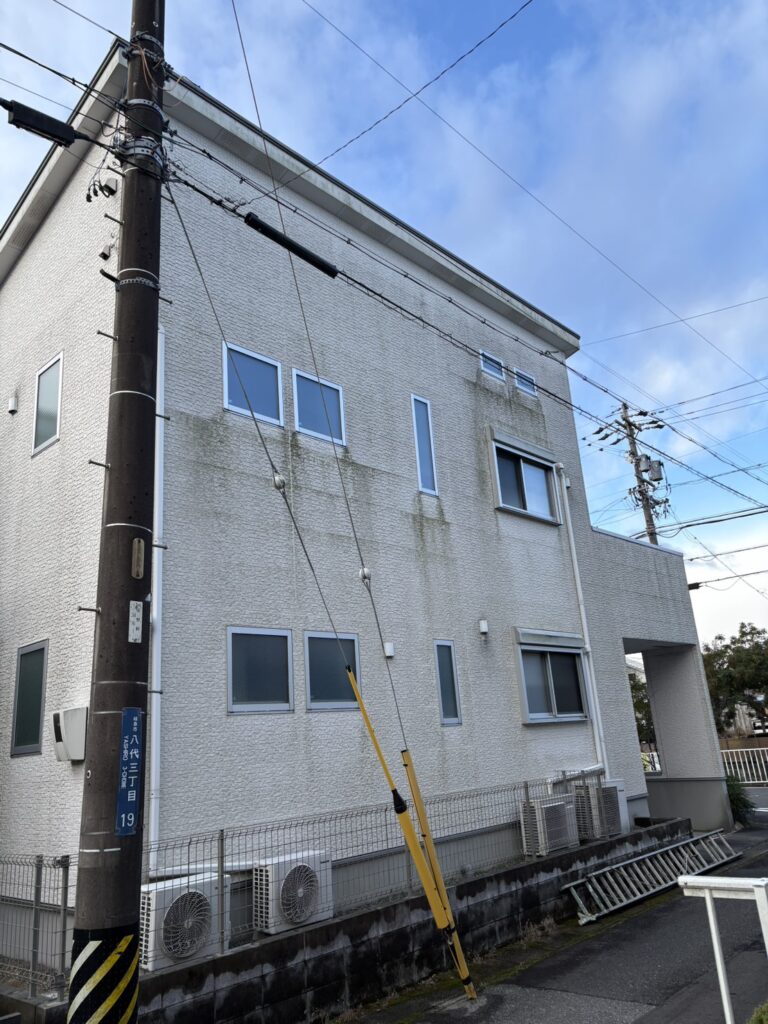 【岐阜市】築8年・外壁3面洗浄｜白い外壁に出てきたコケ・黒ずみを改善