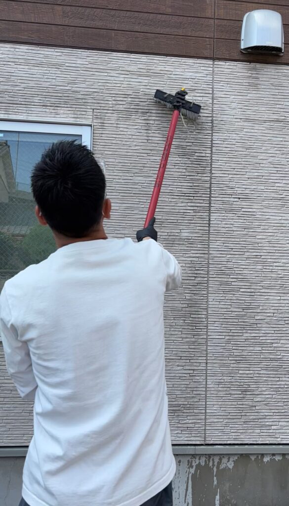 【名古屋市南区】クリニック外壁洗浄｜排気ガス汚れもスッキリ！部分補修も対応